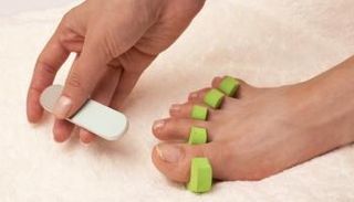 خطوات بسيطة لتنظيف أظافر القدمين من الأوساخ