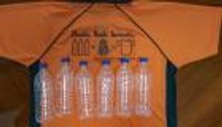 قمصان من البلاستيك بدبي.. شركة تصنع ملابس من قوارير المياه