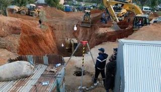 الحفرة التي سقط بها ريان إلى جانب أعمال حفر النفق- أرشيفية 