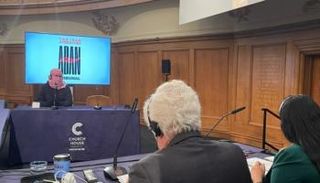 أحد المفرج عنهم يخفي هويته أمام المحكمة