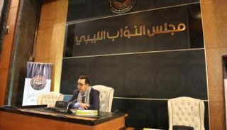  النائب الأول لرئيس البرلمان فوزي النويري يدير إحدى الجلسات. (أرشيفية)