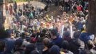 صفوف المعزين تتوافد على منزل ريان بعد دفنه