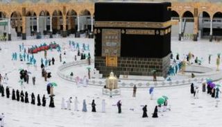 معتمرون في بيت الله الحرام- أرشيفية