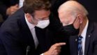 عشية زيارة لروسيا.. ماكرون يبحث مع بايدن تطورات أزمة أوكرانيا