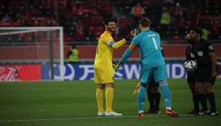 مانويل نوير ومحمد الشناوي في مباراة الأهلي وبايرن ميونخ