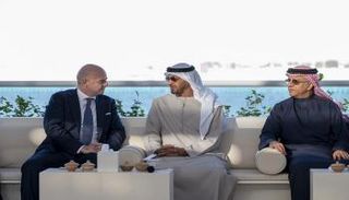 الشيخ محمد بن زايد آل نهيان والشيخ سلمان بن إبراهيم آل خليفة وجياني إنفانتينو