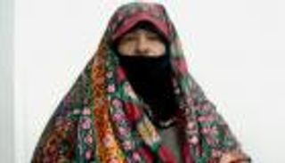 "حميدة".. قصة سيدة يمنية خطفت أنظار السياح ودمر إرثها الحوثي