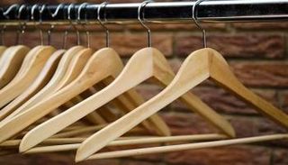 جزائري يقتل زوجته بشماعة ملابس