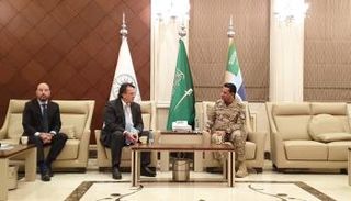 العقيد تركي المالكي مع ديفيد غريسلي 