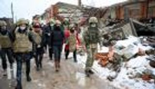 40 دقيقة على الجبهة.. وزيرة خارجية ألمانيا تحذر روسيا من الحرب