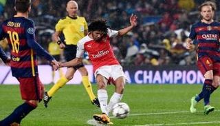 محمد النني نجم أرسنال أمام برشلونة