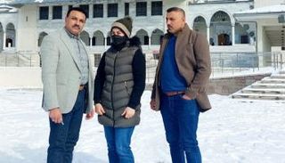 الفتاة الضحية بين والدها على الجهة اليمنى وعمها والد القاتل