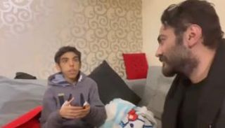 تامر حسني مع الطفل مصطفى