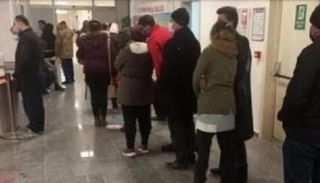 مواطنون أثناء مراجعتهم إحدى الوحدات الصحية بالولاية