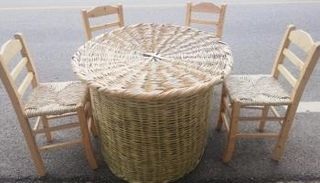 طاولة مصنوعة من القصب