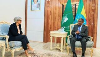 دمقي مكونن و آنيت ويبر