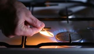 "لهيب فواتير الطاقة".. المستهلكون يواجهون سنوات من ارتفاع الأسعار