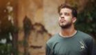 أدهم نابلسي يؤذن لصلاة الجمعة في أحدث ظهور بعد الاعتزال (فيديو)