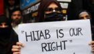 طالبات هنديات يعترضن على حظر الحجاب: "قرار مهين" (صور)