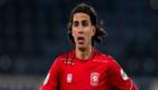 الجزائري رامز زروقي يتحدى أياكس بسلاح "الكبار"