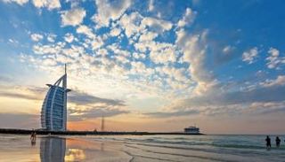 شواطئ دبي.. مقصد السياح ووجهة عالمية لمحبي الرياضات المائية