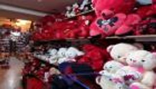 عيد الحب في لبنان "بلا هدايا أو ورود".. الأزمة الاقتصادية تعصف بالعشّاق