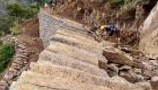 جسور الخير.. "سواعد يمنية" تُمهّد الجبال وتقهر الحوثي