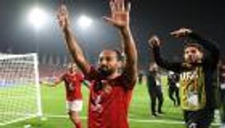 بعد اعتزال وليد سليمان.. ما هي أرقام وبطولات الحاوي مع الأهلي؟