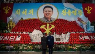 زهور الكيمونجيليا أمام صورة الزعيم الراحل كيم جونج إيل 