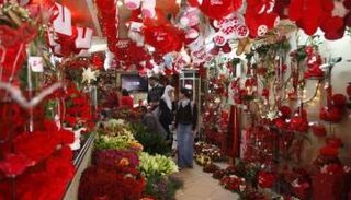 الإقبال على شراء الورد يزداد في عيد الحب