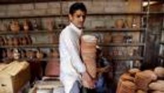 يمني يقف وحيداً لإنقاذ صناعة الفخار.. حرب الحوثي تدمّر التراث (صور)