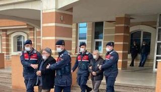 أثناء اقتياد اثنين من المطلوبين