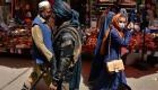 "طالبان" تحارب "عيد الحب" وتزوج المحتفلين قسراً