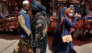 فتيات أمام أحد المتاجر في كابول