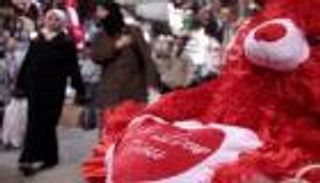 عيد الحب في الجزائر.. مظاهر متشابهة وآراء مختلفة