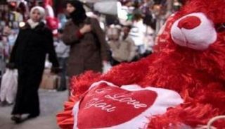 دمية دب أحمر في أحد أسواق الجزائر