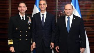 بينيت مع قائد الأسطول الأمريكي الخامس