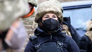 وزيرة الخارجية الألمانية أنالينا بيربوك في زيارة سابقة لأوكرانيا