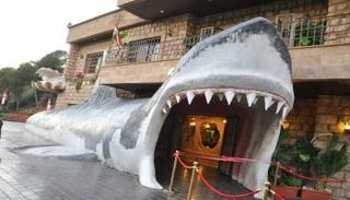 مدخل المتحف عبارة عن فم سمكة قرش عملاقة