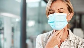 التهاب الحلق الشديد دليل على الإصابة بأوميكرون