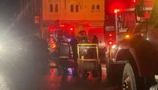 عناصر الوقاية المدنية بصدد إخماد الحريق