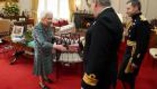 الملكة إليزابيث تعاني صعوبة في الحركة