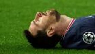صورة مثيرة للجدل.. ميسي "قزم" أمام مدافعي ريال مدريد