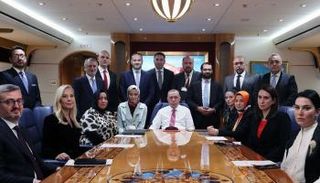 الرئيس التركي خلال لقائه الصحفيين على متن الطائرة