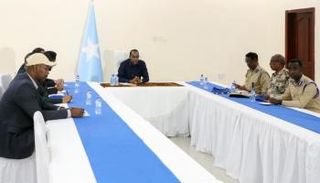 محمد حسين روبلي خلال اجتماع مع قيادات أمنية