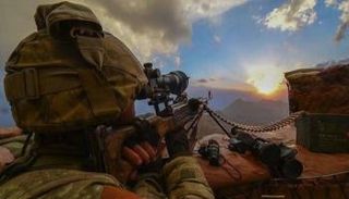 جندي تركي أثناء مشاركته بإحدى العمليات