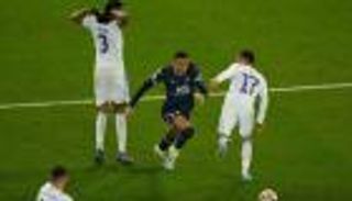 بالفيديو.. إصبع رئيس ريال مدريد يضع مبابي على أبواب "البرنابيو"