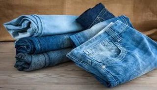 جينز الفقاعة يمتاز بشكل بالوني وقصة ذات وسط عال 