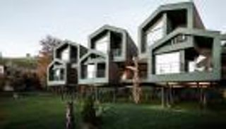 أجنحة فندقية على أقدام.. صور أول فندق إيطالي صديق للعشب