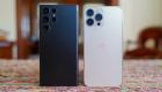 آيفون 13 في مواجهة سامسونج جلاكسي S22.. مقارنة تقنية